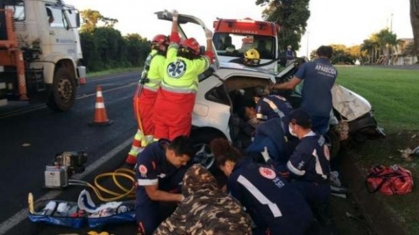 Duas pessoas ficaram encarceradas nas ferragens do veículo. (Fotos: Catve)