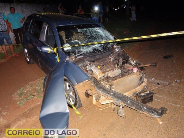 Apesar de o carro ter ficado com a frente bastante destruída, felizmente o condutor teve apenas ferimentos considerados leves.(Foto: Correio do Lago)