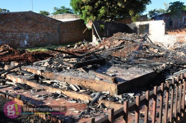 No dia 03, um residência no Bairro Jardim Bandeirantes foi incendiada durante a madrugada.(Foto: Guia Medianeira)