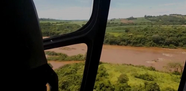 Representantes do IAP e da Secretaria de Meio Ambiente fizeram um sobrevoo de helicóptero por quase 80 km de extensão do Rio Piquiri e informaram que não foram encontrados mais peixes mortos na região — Foto: IAP/Reprodução