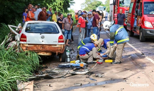 A colisão foi frontal. Após a batida, o Gol foi jogado fora da pista e a Santa Fé capotou.(Foto: O Bemdito)