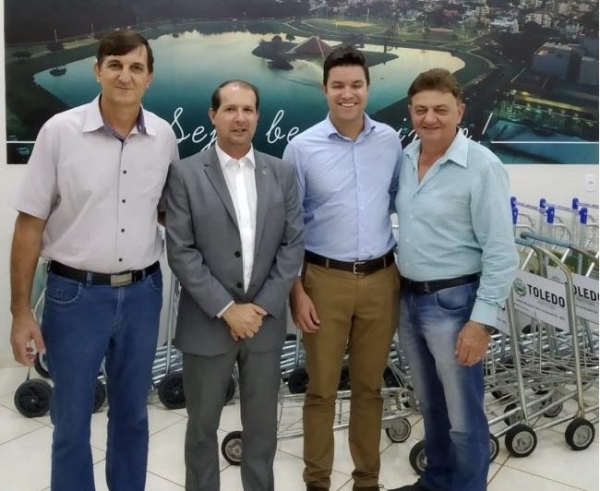 O prefeito Norberto Pinz, e o presidente da Câmara de Vereadores, Ari Schmidt. estiveram presentes. (Foto: Reprodução)