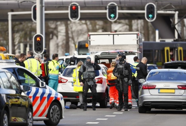 Serviços de emergência foram para a Praça 24 de Outubro em Utrecht, na Holanda, nesta segunda-feira (18) (Foto: Robin van Lonkhuijsen / ANP / AFP )