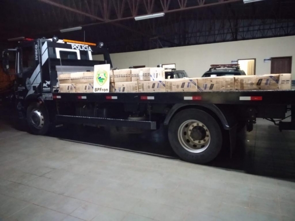 Os cigarros e os indivíduos foram encaminhados para as providências legais . (Foto: BPFron)