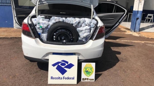 Durante revista veícular foi possível constatar que o carro estava carregado com mercadorias oriundas do Paraguai.(Foto: BPFron)