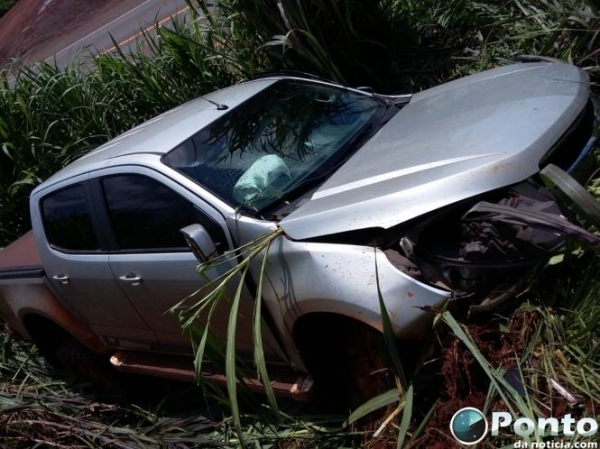 Ninguém ficou ferido no acidente, mas a S-10 resultou com grandes danos.(Fotos: Ponto da Notícia)