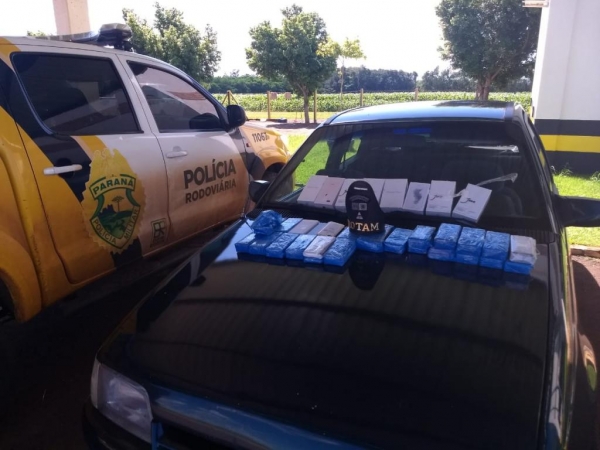 Durante a fiscalização foi localizado sob o forro das laterais do veículo 100 aparelhos de celulares de diversas marcas . (Fotos: ROTAM)