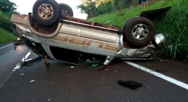 Motorista morre e passageiro fica ferido após capotamento de carro, na BR-277 (Foto: Giovani Zanardi/RPC )