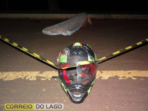 No momento da colisão, Fabricio acabou batendo fortemente a cabeça contra a árvore vindo a falecer na hora. (Foto: Correio do Lago)