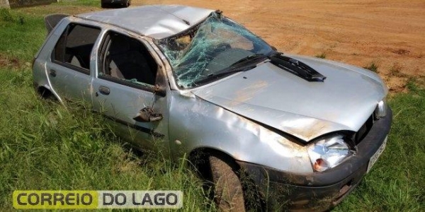 O veículo Ford Fiesta saiu da pista, atingiu um barranco e capotou (Foto: Correio do Lago )