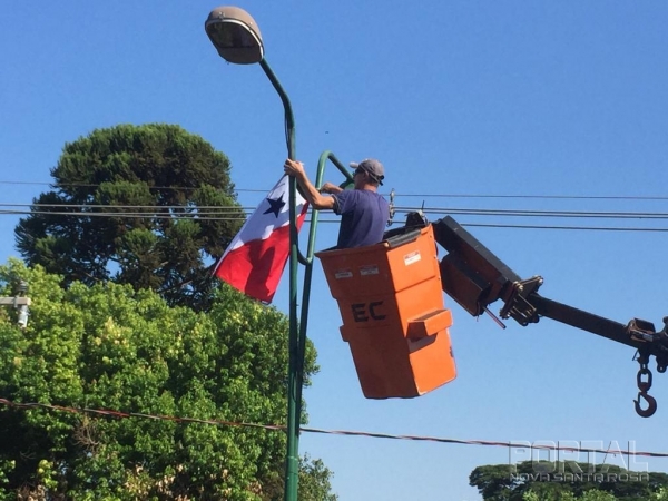 Bandeiras estão sendo colocadas. (Foto: Portal Nova Santa Rosa)
