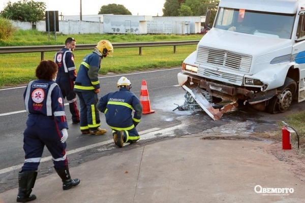 Um motociclista morreu na hora. Ele foi arrastado pela carreta, pois sua moto ficou presa embaixo do caminhão.. (Foto: O Bemdito)