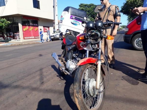 Com o impacto o motociclista de 27 anos sofreu queda e ferimentos. (Foto: Portal Rondon)