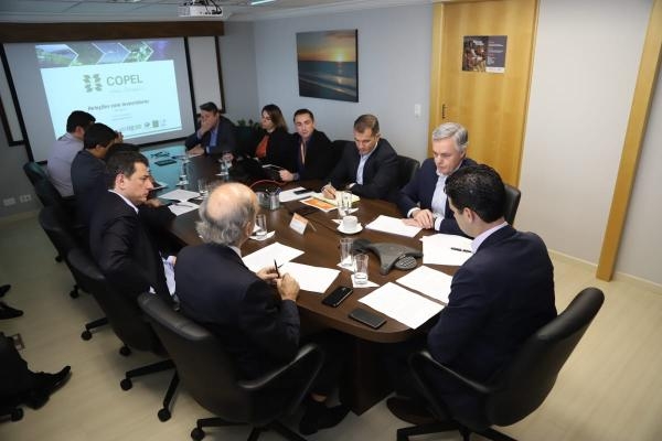 Presidente da Copel, Daniel Pimentel Slaviero, reunido com a diretoria para apresentação dos resultados financeiros de 2018. (Foto: Copel/divulgação)