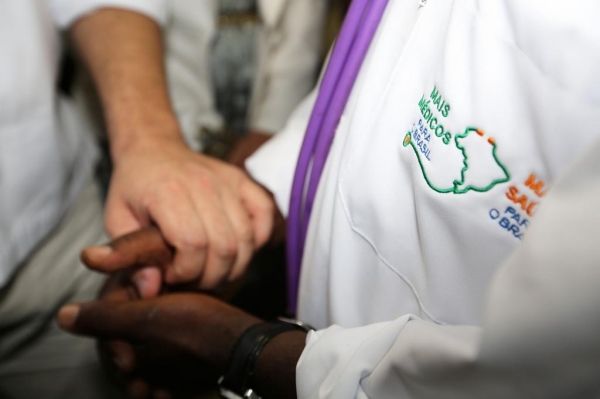 Médico do programa Mais Médicos durante atendimento — Foto: Karina Zambrana /ASCOM/MS