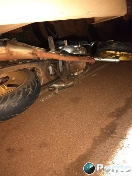 O motociclista mercedense e a esposa resultaram ferimentos e supeitas de fraturas. (Foto: Ponto da Notícia)