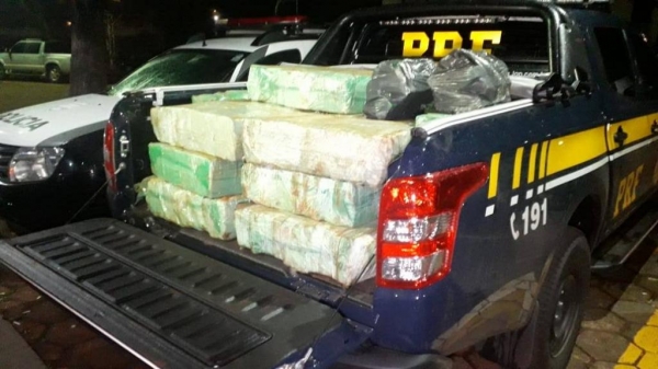 Após a pesagem totalizou 526 kg do entorpecente. (Fotos: PRF)