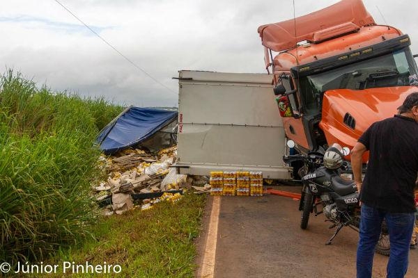 O caminhão seguia para Maringá. (Foto: Junior Pinheiro) 