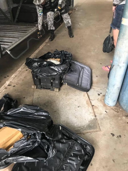 O casal de adolescentes identificado como sendo responsável pelas malas recebeu voz de apreensão. Foto: Divulgação)