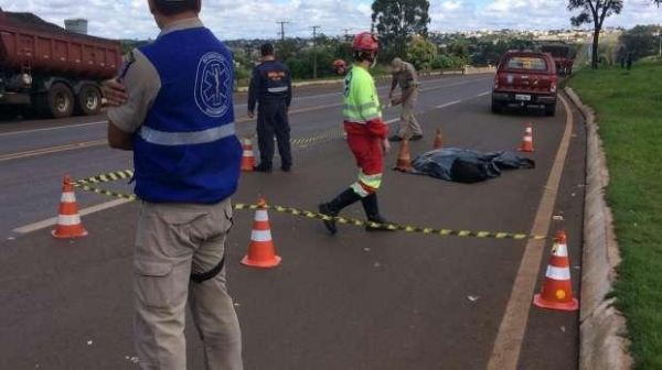 A vítima deixava uma obra onde foi procurar emprego e ao atravessar a rodovia, foi atingida pela carreta. (Foto: Catve)