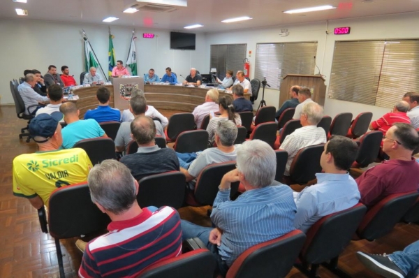 Sessão histórica aprovou abertura de três processos, que podem levar à cassação de mandatos. (Fotos:Cristiano Viteck) 