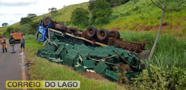 O motorista teve ferimentos leves e foi atendido pela equipe do Corpo de Bombeiros de Santa Helena.. (Fotos: Correio do Lago)