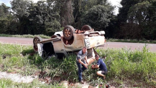 Com o impacto, a S-10 capotou e parou no canteiro central.(Foto: CGN)