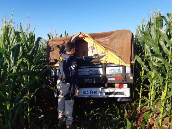A caminhonete, uma Chevrolet D20, estava completamente carregada de cigarros contrabandeados do Paraguai.(Fotos: PRF)
