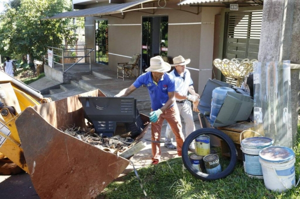 A população está colocando todo tipo de lixo nas calçadas, além dos pequenos recipientes.(Foto: CGN)