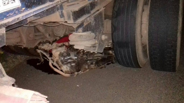 O condutor perdeu o controle e bateu na lateral da carreta, parando embaixo do rodado. (Foto: Reprodução)