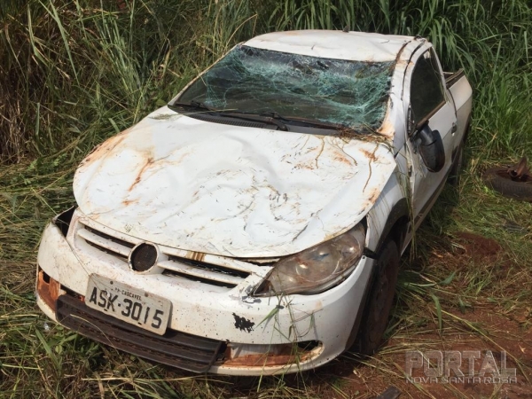 A Saveiro capotou várias vezes. (Fotos: Portal Nova Santa Rosa)