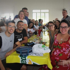 Os jogadores de futsal do time da Copagril/Marechal Rondon, Suelton e Barbosinha também marcaram presença no evento, convidados pela vereadora Salete Kronbauer. (Fotos: Portal Nova Santa Rosa)