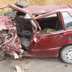 O motorista do carro, de 46 anos, morreu na hora. O motorista do caminhão não se feriu — Foto: Divulgação/PRE
