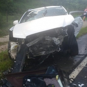 O primeiro acidente foi por volta das 15h30, quando um carro e uma caminhonete bateram de frente — Foto: Divulgação/PRE