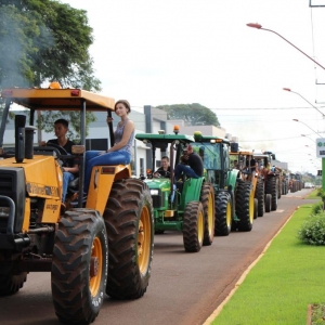 Desfile de Tratores na Cidade (Foto: Assessoria do Município de Maripá)