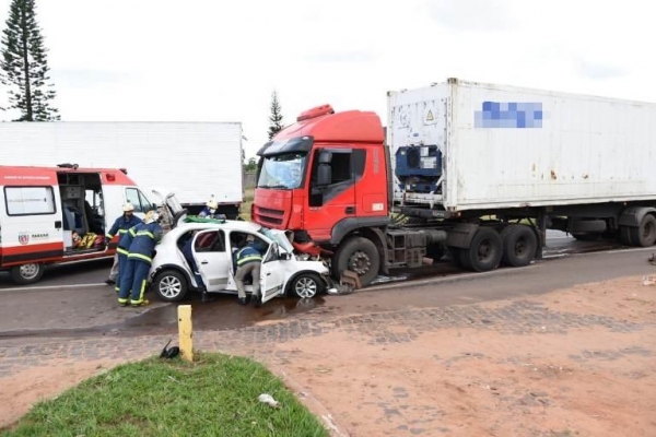 Após bastante trabalho, cerca de 40 minutos, os socorristas do Corpo de Bombeiros e do Samu de Umuarama conseguiram retirar a condutora do Gol (Foto: Ricardo Trindade/OBemdito )