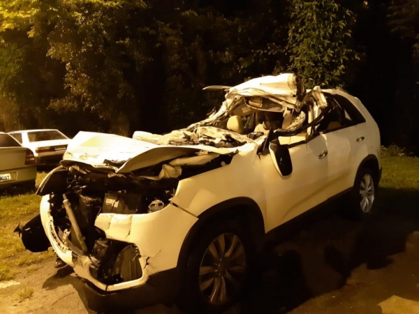 Carro ficou destruído com a colisão (Foto: PRF)