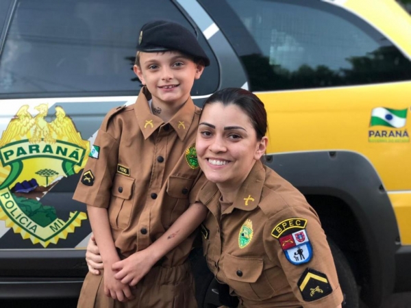 Além da entrega da farda, o menino ainda pode passear na viatura e conhecer um pouco mais da realidade da atividade dos policiais militares.(Foto: PM)