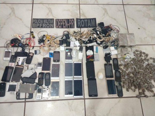 Drogas e celulares retirados das celas. (Foto: PM)