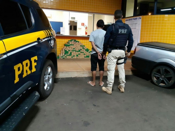 Nervoso, o motorista, de 25 anos de idade, não tinha carteira de habilitação.(Foto: PRF)