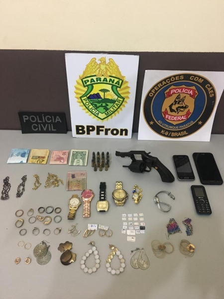 Foram apreendidas drogas, armas de fogo, munições e demais ilícitos.(Foto: BPFron)