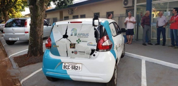 Vários tiros acertaram o veículo. (Foto: Divulgação)