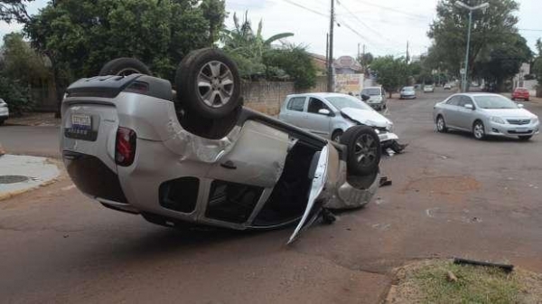 Com a batida, o Duster capotou e ficou no meio da pista.(Foto: Reprodução)