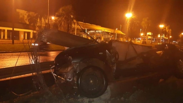 O veículo ficou totalmente destruído. (Foto: PRF)