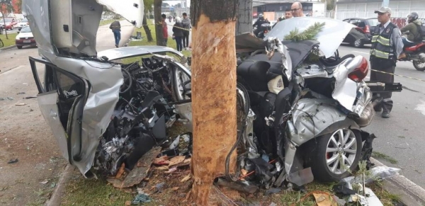 O acidente aconteceu na Linha Verde, no Bairro Jardim Botânico, pista sentido Pinheirinho. (Foto: Reprodução)