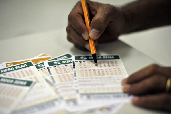 A aposta simples, com seis dezenas, custa R$ 3,50 (Foto: Marcello Casal Jr./Agência Brasil )