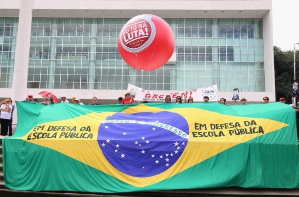 Professores do Paraná afirmam que estão com os salários congelados desde janeiro de 2016 — Foto: Giuliano Gomes/PR Press