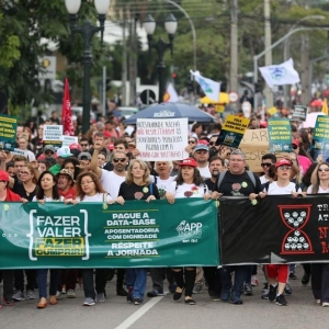 Professores da rede estadual de ensino do Paraná fazem manifestação contra congelamento de salários. — Foto: Giuliano Gomes/PR Press