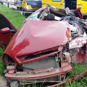 Carro ficou completamente destruído — Foto: Divulgação/PRF