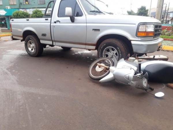 A motociclista de 47 anos sofreu ferimentos, o Corpo de Bombeiros prestou os primeiros socorros e a encaminhou para a UPA.(Foto: Portal Rondon)